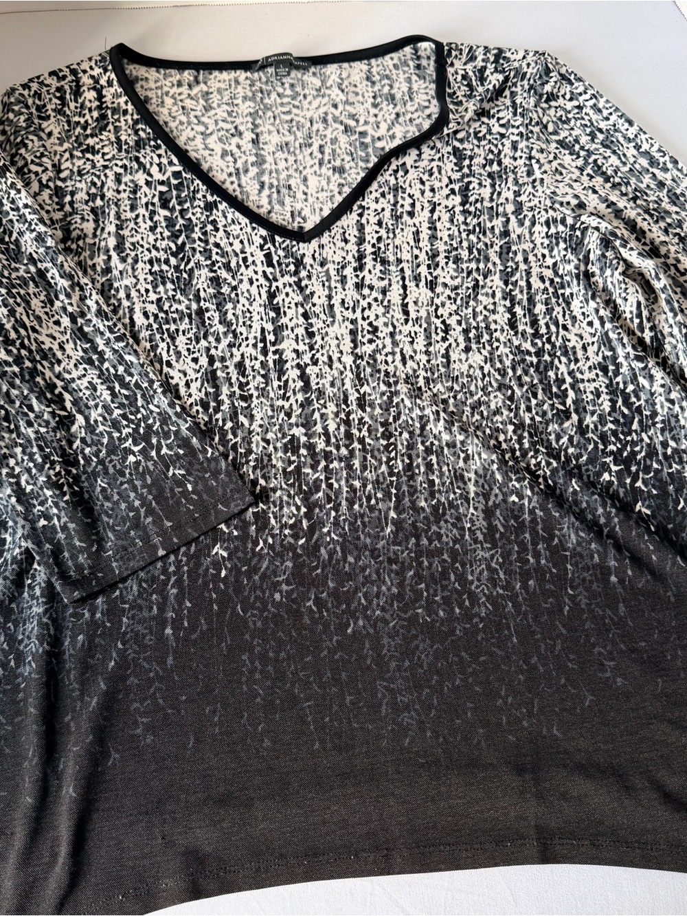 Women's Black & White Gradient V-Neck Blouse